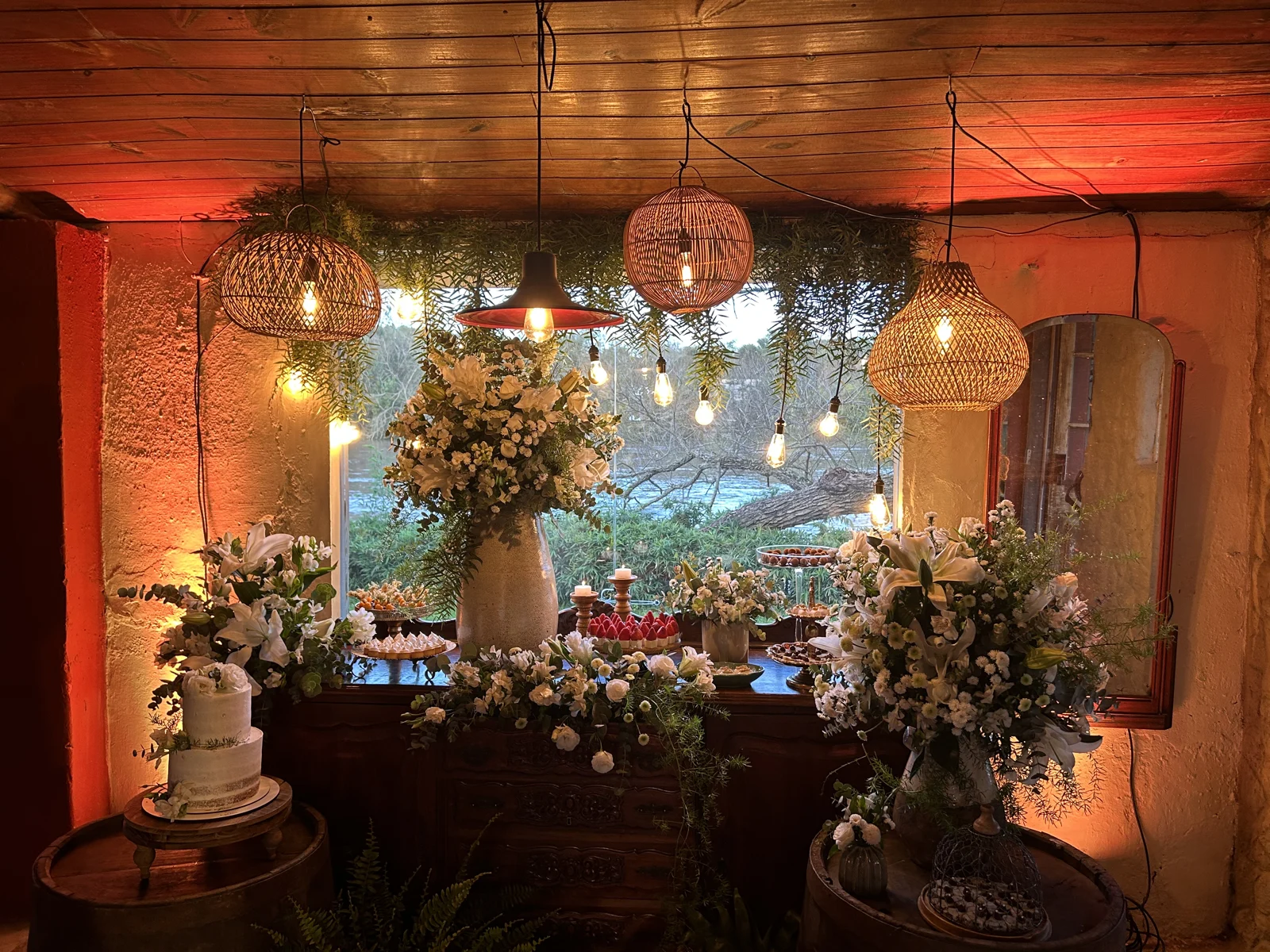 Decoração floral e iluminação no salão de eventos