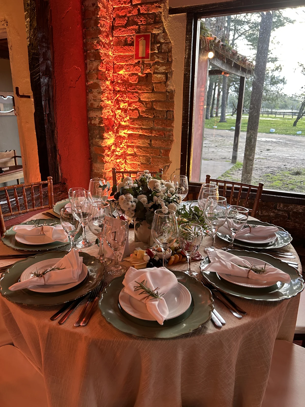 Mesa preparada com flores e louça para uma celebração