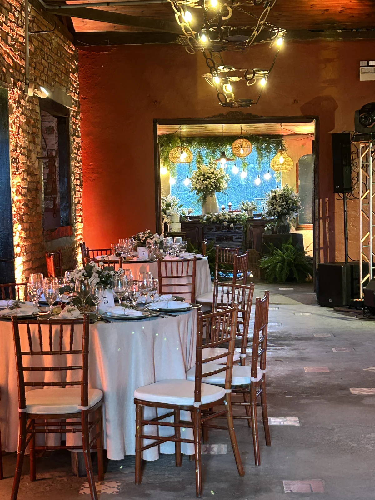 Salão decorado com mesas e flores para um evento